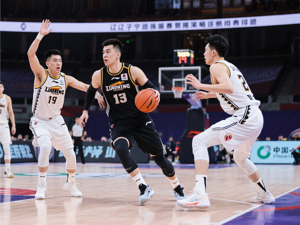 人突破的球 人突破的球